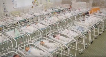 Ужасный суррогатный бизнес : В Киеве нашли 46 новорожденных младенцев