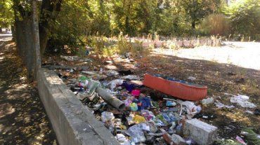 Ще одне смердюче місце зі сміттєвими відходами з’явилося в Ужгороді