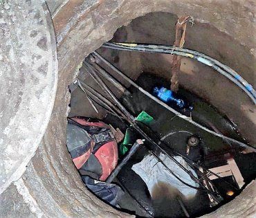 В Ужгороде из канализационного люка "выудили" кабельного вора
