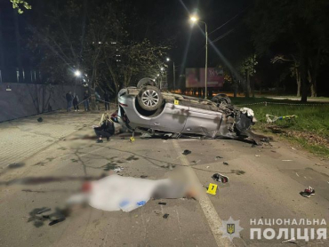 Слетел с дороги, врезался в дерево: Жуткое ДТП с опрокидыванием в Ужгороде - погибли люди 