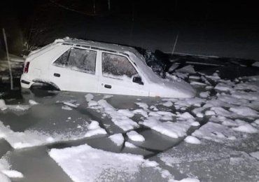 Жесткое ДТП в Словакии: Škoda Felícia снесло с трассы, машина ушла под лед