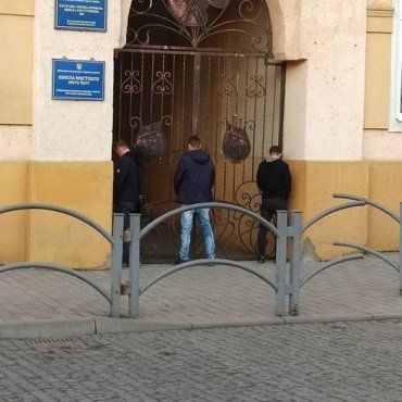 В Закарпатье сфотографировали троих полоумных хулиганов, справляющих нужду на школу