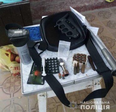 Набої та холодну зброю вилучили у помешканні 28-річного містянина поліція Мукачева