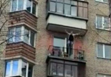 Мороз по коже: В Харькове молодой парень на глазах у прохожих выбросился с балкона