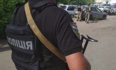 Новый теракт: В Полтаве мужчина угрожает взорвать гранату посреди улицы