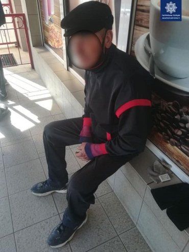 Без кастета никуда: В областном центре Закарпатья поймали неадквата с холодным оружием 