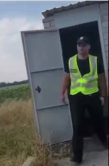 В Днепре пойманный на взятке патрульный смыл честно наворованное в местный туалет сельского типа