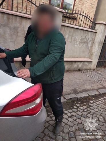 Невезуха!: В Закарпатье водитель Renault не смог договориться с полицейскими