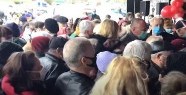 Сотни украинцев наплевали на карантин из-за магазина