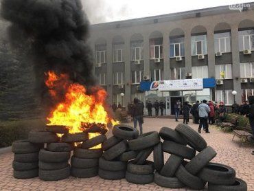 "Для патриотического воспитания" Зеленского просят начинать учебные дни с поджигания шин