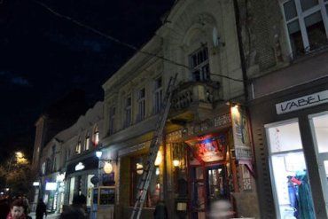 В самом центре Ужгорода вечером горел магазин с мобилками (фото иллюстративное)