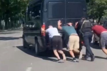 В Ужгороде полицейские заводили с толкача микроавтобус - видео момента