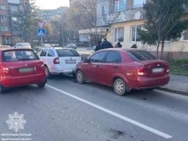Влетела по полной: На угнанном авто врезалась в Skoda пьяная дамочка в Ужгороде 