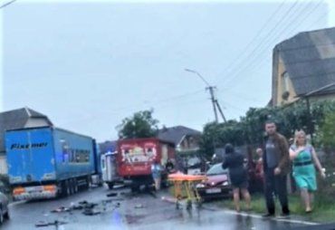 В Закарпатье жестко столкнулись грузовик и легковушка