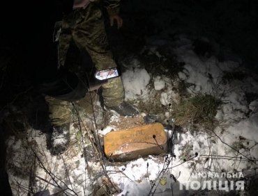 У жителя Закарпатья полиция по наводке обнаружила целый ящик с патронами