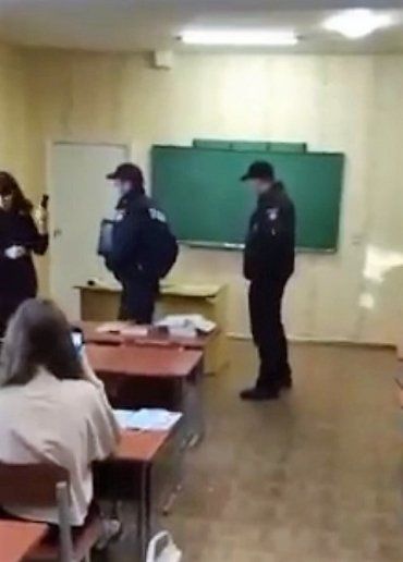 В Украине отстраняют непривитых педагогов - полицейские заявились прямо на урок
