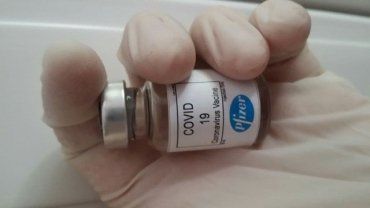 Виновник торжества - украинская вакцина "Pfizer - Дарница"