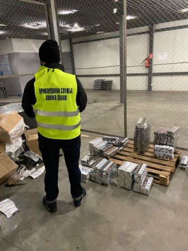 В Киеве контрабандистам поламали схему доставки на базе курьерской службы