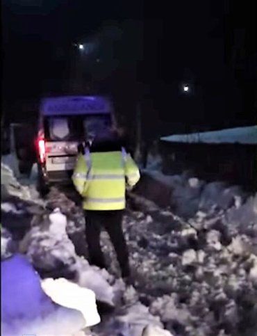В Закарпатье из убойных завалов снега авто "скорой" вытаскивали спасатели - видео 