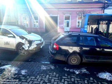ДТП в Ужгороде: Пьяный на Toyota вписался в припаркованное авто