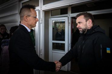 На украинско-венгерской границе председатель ОВА Закарпатья встретился с Петером Сийярто.