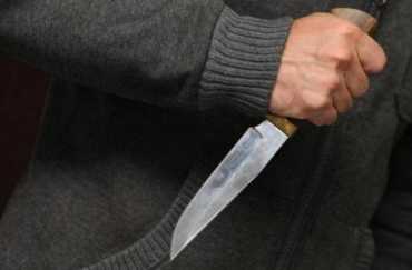 В Закарпатье мужик, которому всадили нож в грудь, смог спасти себе жизнь