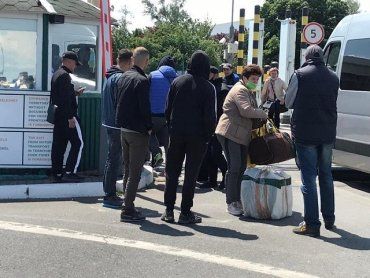 Ситуация обострилась: В Закарпатье, на КПП Тиса, люди стоят в очереди больше суток