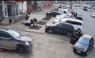 Вырубили и ограбили: В Одессе днем у мужчины посреди улицы украли сумку с $3000