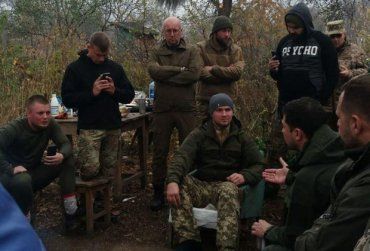 Зеленский в Золотом потребовал от ветеранов АТО сдать оружие