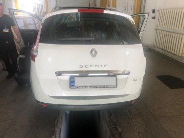 В Закарпатье на КПП Тиса в Renault контрабандиста обнаружили хитрый тайник