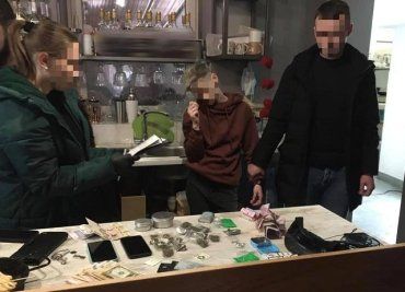 В Ужгороде наркоторговку взяли на "горячем": Проворачивала сделки в кафе
