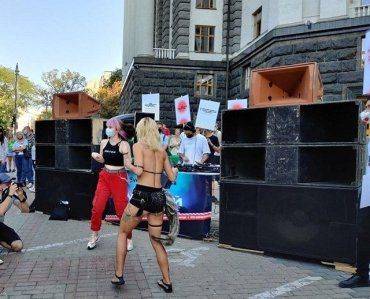 Полуголые девушки танцуют под Кабмином: У ночных клубов свои методы протеста