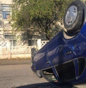 В Закарпатье в результате аварии авто перевернулось на крышу
