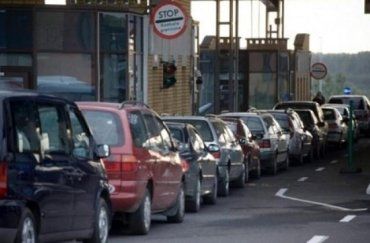 В Закарпатье на границе стоят сотни машин - в очередях более 300 авто!