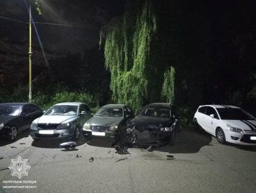 В Ужгороде пьяный "шумахер" разнес припаркованные авто