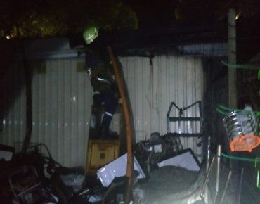 Пожарные областного центра Закарпатья ликвидировали пожар на территории рынка