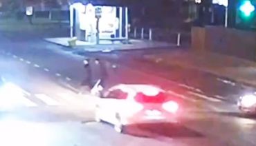 В Ужгороде под колеса авто попали сразу 2 человека - видео момента