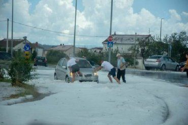 Что-то пошло не так: В разгар лета в Хорватии неожиданно выпал снег 