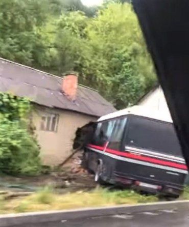 В Закарпатье микроавтобус влетел в жилой дом. 