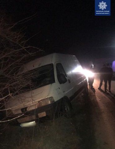 Ночная авария в Закарпатье: Пьяные маневры "шумахера" на микроавтобусе закончились в кювете