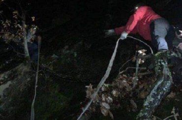 В Закарпатье рухнувший в ущелье турист из Львова чудом остался жив 