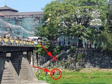 В Ужгороде возле пешеходного моста с высоты упал подросток
