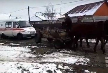 В Закарпатье скорая с пациентом заглохла посреди дороги: Положение спасли лошади