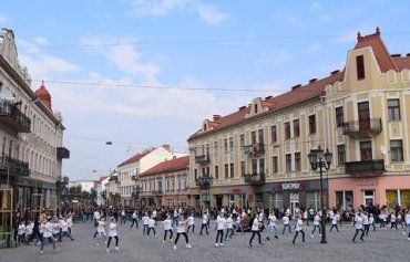 В обласном центре Закарпатья участники фестиваля "Весенний бал" провели масштабный флешмоб