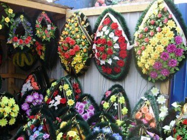 В Ужгороді визначили місця для тимчасової торгівлі квітами та вінками до Дня пам’яті