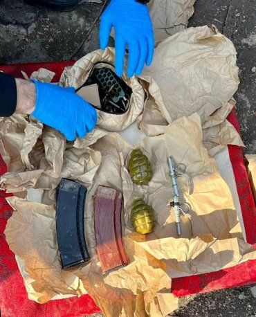 В Закарпатье опасный торговец наркотой хранил дома целый арсенал