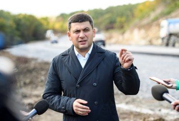 Гройсман стверджує, що уряд України ремонтує дороги Закарпаття