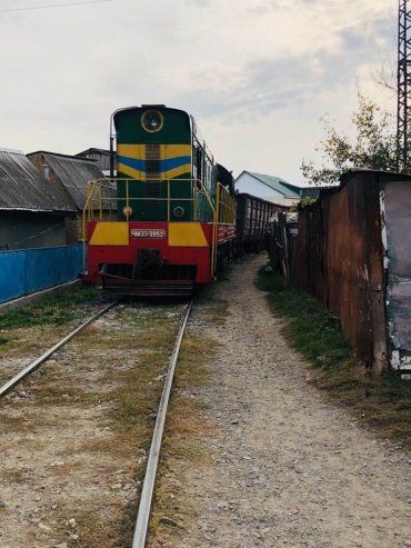 В Ужгороді зійшов з рейок вантажний потяг — прямо посеред ромського табору!