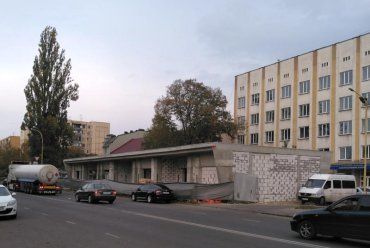Чергова "тимчасова будівля" в Ужгороді від мера Андріїва лякає і містян, і туристів!
