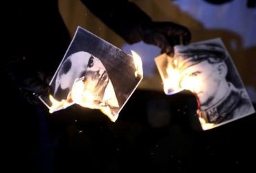 В Польше растоптали красно-черный флаг и сожгли портреты Бандеры и Шухевича